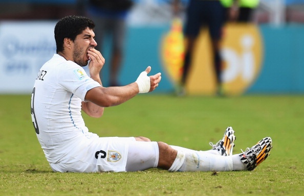 Hang tram nguoi 'trung xo so' nho cu can trom cua Suarez hinh anh