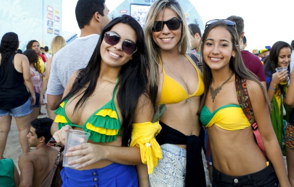 Fan nu quay tung bung co vu World Cup hinh anh