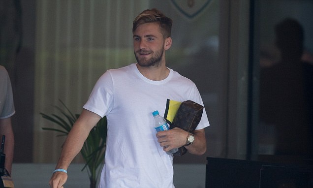 Luke Shaw den M.U kiem tra y te hinh anh