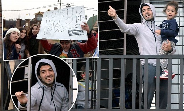 Suarez be con cam on nguoi ham mo Uruguay hinh anh