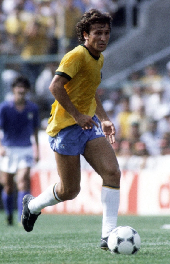 Zico thuc hien pha volley lam chay luoi New Zealand hinh anh