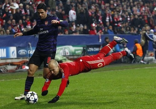 Robben co tinh nga vo kiem penalty hinh anh