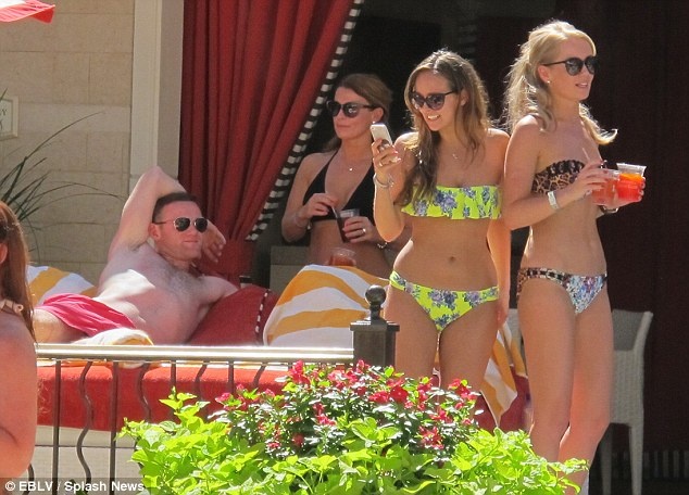 Rooney dua ba xa di nghi mat o Las Vegas hinh anh