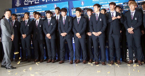 Fan tuc gian nem keo cung vao cau thu Han Quoc hinh anh