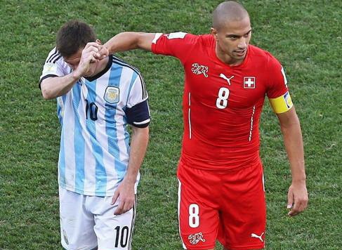 Fan Ronaldo chi trich cach ung xu 'nhu tre con' cua Messi hinh anh