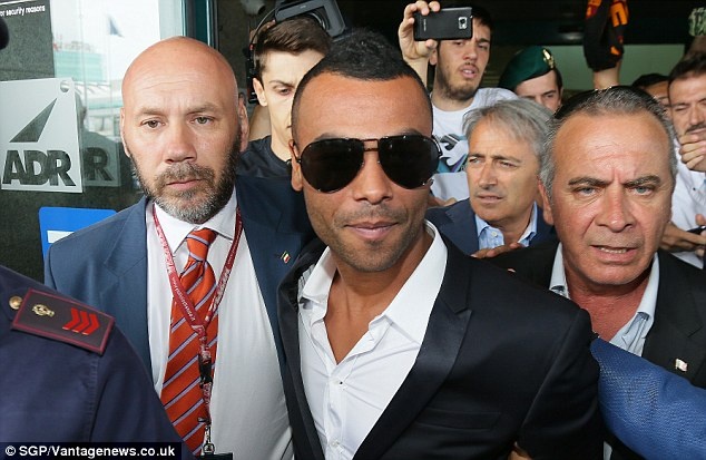 Ashley Cole duoc chao don nhu sieu sao o Rome hinh anh