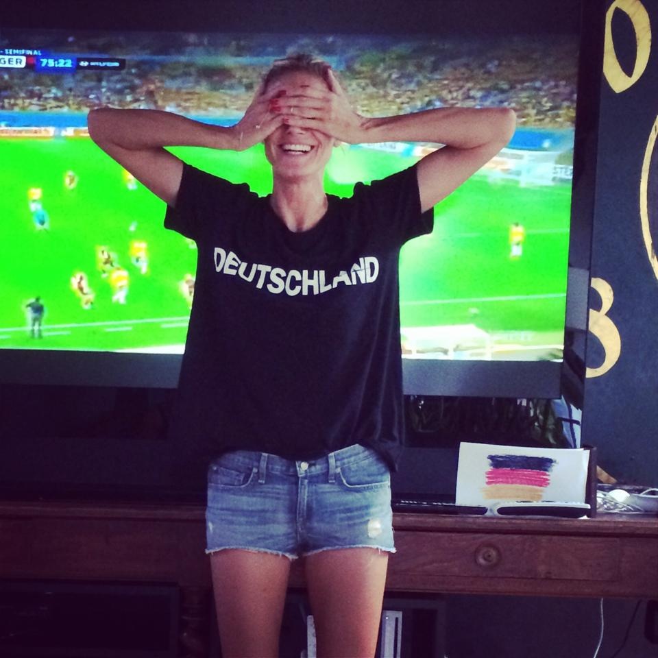 Heidi Klum không tin nổi vào màn thể hiện của tuyển Đức Chú thích nội dung: Bạn có tin được không? Tôi thì không thể tin được 1…2…3…4…5…6…7.. bàn thắng.