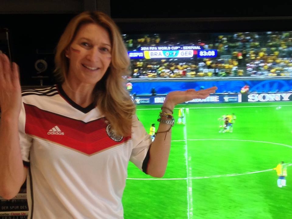 Stefanie Graf  không khỏi bất ngờ và vui sướng trước màn trình diễn của tuyển Đức. Wow! Thật là một màn trình diễn tuyệt vời!