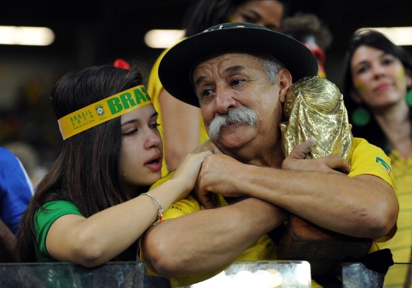 Hang trieu fan Brazil chet lang khi doi nha thua soc hinh anh