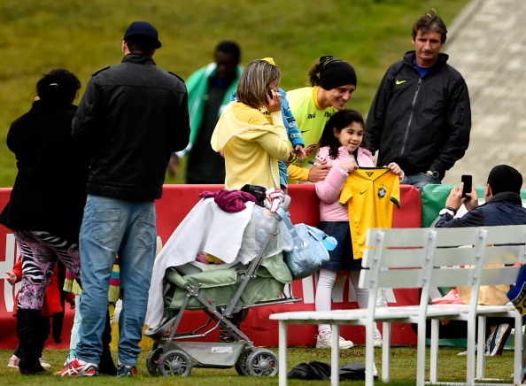 Sao Brazil vui ve chup anh cung nguoi ham mo tren san tap hinh anh