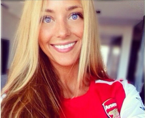 Ban gai Sanchez khoe anh mac ao dau Arsenal hinh anh