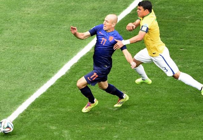 Trong tai mac sai lam khien Brazil chiu 2 ban thua hinh anh