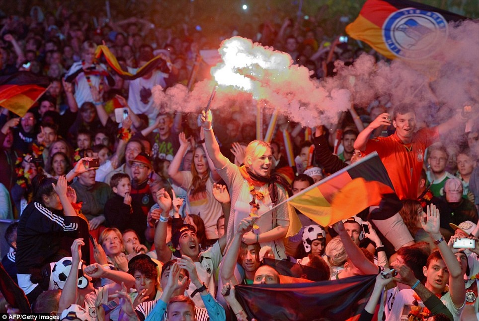 CDV Duc xuong duong dot phao sang mung cup vang hinh anh