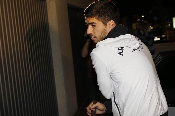 Chuyen nhuong 15/7: Suarez co mat o Barca de kiem tra y te hinh anh