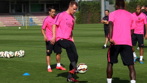 Barca tro lai tap luyen trong trang phuc nu tinh hinh anh