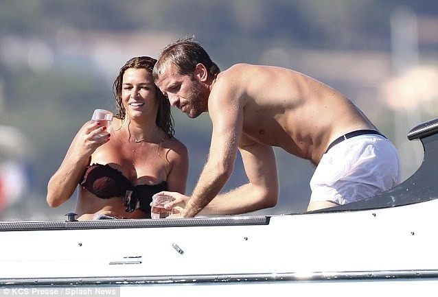 Ngôi sao người Hà Lan đang tận hưởng những ngày cuối hè say đắm bên cô bồ hơn tuổi Sabia Boulahrouz tại khu du lịch St Tropez trước khi mùa giải mới bắt đầu.