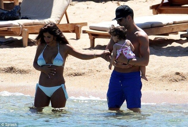 Tân binh Chelsea - Cesc Fabregas - đang cùng bồ và con gái xả hơi tại hòn đảo mộng mơ Sardinia, Italy trước khi trở về Anh bắt đầu mùa giải cùng đội bóng mới.