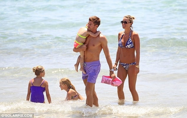 Thủ quân của Liverpool, Gerrard bên cô vợ sở hữu thân hình nóng bỏng ở biển Ibiza.