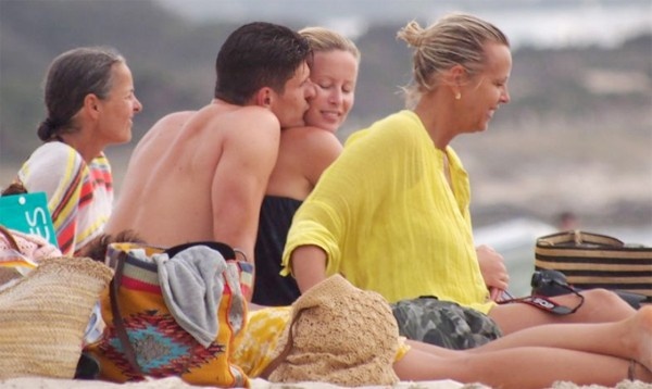 Mario Gomez lại đang mải mê du hý bên người đẹp tại bãi biển Formentera. Dù kém Carina Wanzung tới 5 tuổi nhưng ngôi sao người Đức luôn dành cho bạn gái những nụ hôn và cử chỉ ngọt ngào giữa chốn đông người.