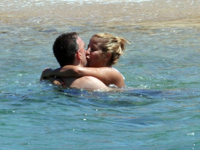 Franck Ribery đang thảnh thơi tận hưởng những phút giây hạnh phúc cùng bà xã tại thiên đường du lịch Sardinia ở Italy.