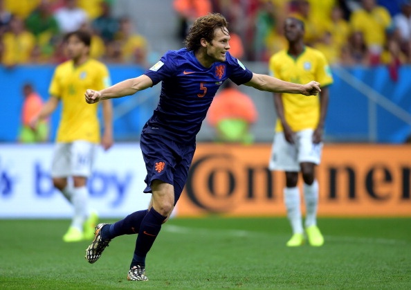 Chuyen nhuong 20/7: M.U gianh loi the trong vu Blind hinh anh