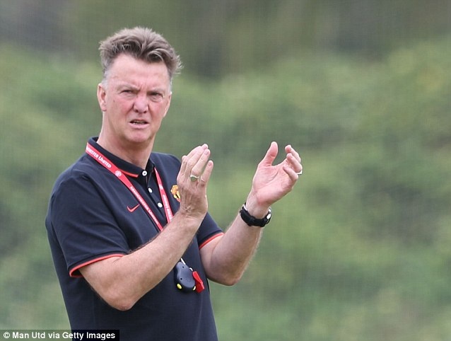 M.U cho phep HLV Van Gaal mua sam thoai mai hinh anh