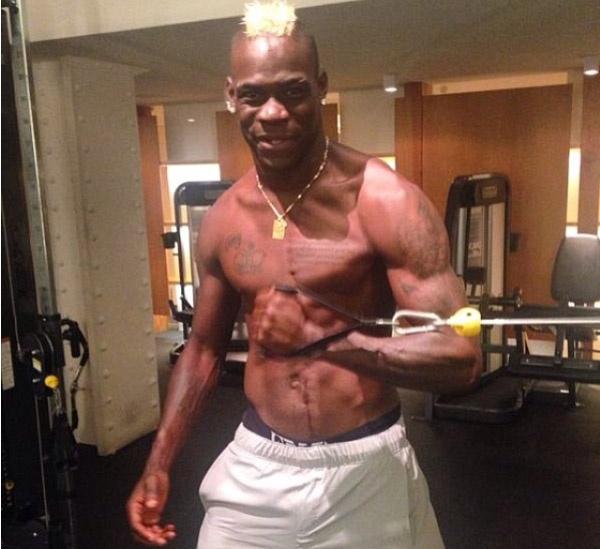Balotelli khoe than hinh co bap trong phong tap hinh anh