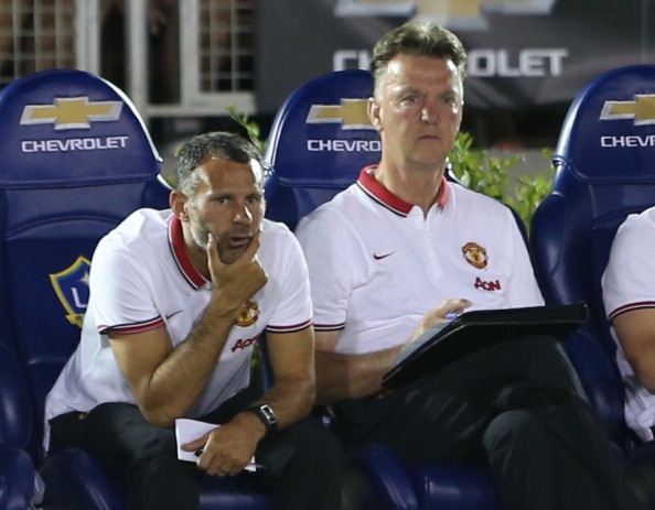 Thang 7-0, HLV Van Gaal van che doi hinh M.U thieu can bang hinh anh