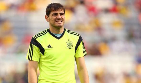 'Phao thu' de nghi ky hop dong 5 nam voi Casillas hinh anh