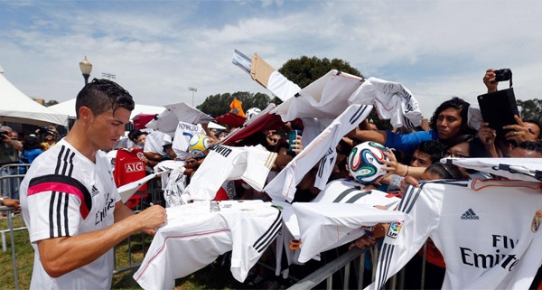 Ronaldo moi tay ky tang nguoi ham mo hinh anh