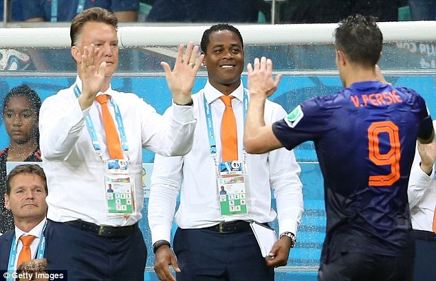 HLV Van Gaal se trao bang thu quan M.U cho Persie hinh anh
