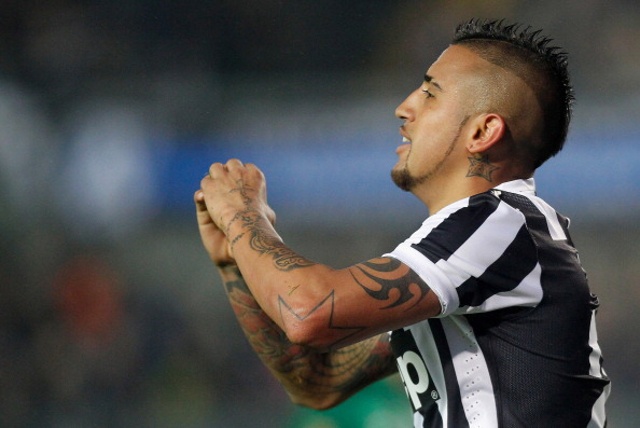 Them 'bom tan' Vidal, M.U se choi theo doi hinh nao? hinh anh