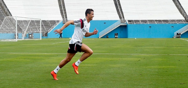 Ronaldo hao huc truoc tran doi dau doi bong cu M.U hinh anh