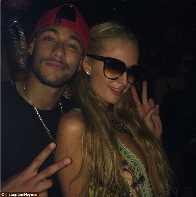 Neymar khoe anh ben ‘nu hoang tiec tung’ Paris Hilton hinh anh