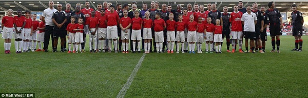 Trận giao hữu gặp Salford City diễn ra trên sân AJ Bell ở Eccles. 