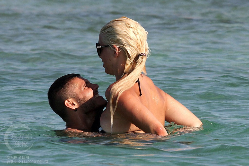 Sao bong da dien canh nong voi sieu mau hinh anh