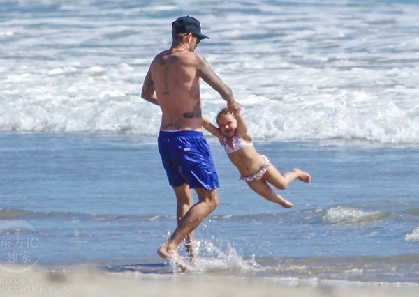 Becks vui dua cung con gai cung Harper hinh anh