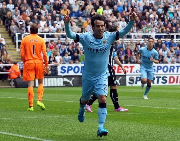 Newcastle 0-2 Man City: Nha vo dich ra quan hoan hao hinh anh