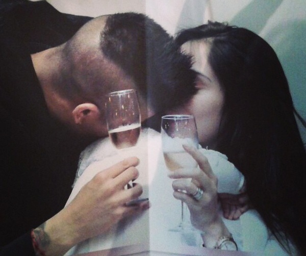 Ban gai nguoi mau chuc mung Marcos Rojo gia nhap M.U hinh anh