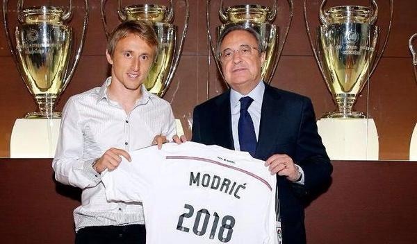 Luka Modric phan khich khi ky hop dong voi Real den nam 2018 hinh anh
