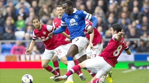 Everton - Arsenal: Cu vap dau tien? hinh anh