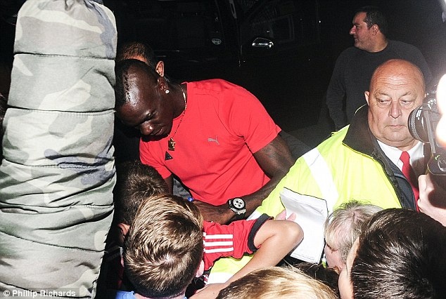 Fan hao huc chao don Balotelli den Liverpool hinh anh