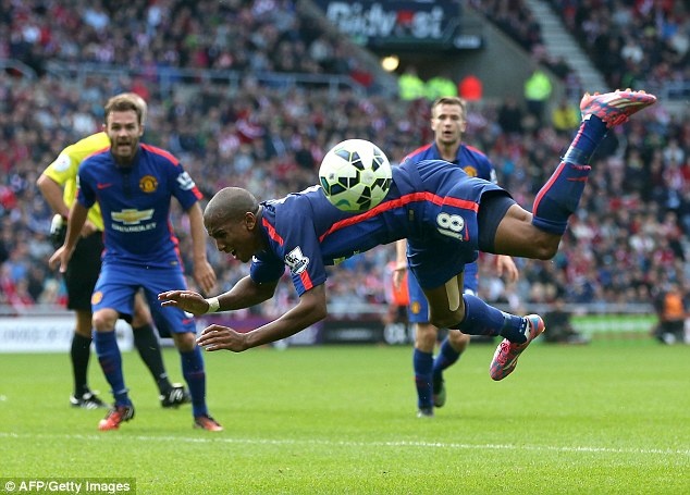 HLV Van Gaal len tieng bao ve Ashley Young hinh anh