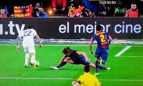 Di Maria khien Puyol be mat hinh anh