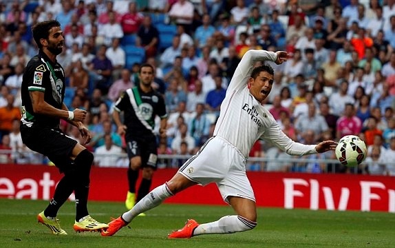 Pha nga kiem penalty bat thanh cua Ronaldo hinh anh