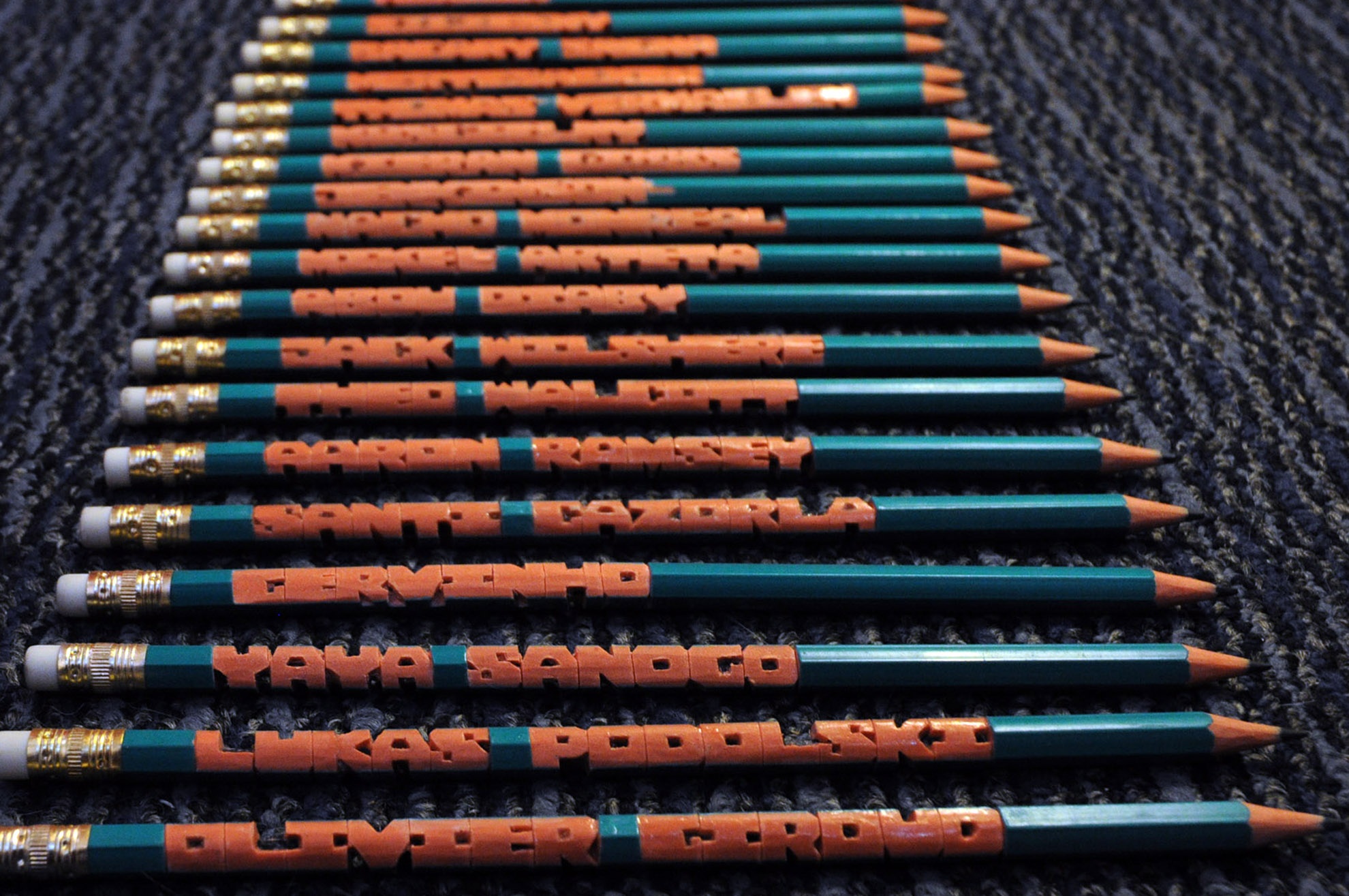 Ngoài ra, những vật do chính tay Thái làm như khắc tên các cầu thủ lên những chiếc bút chì để làm kỷ niệm.