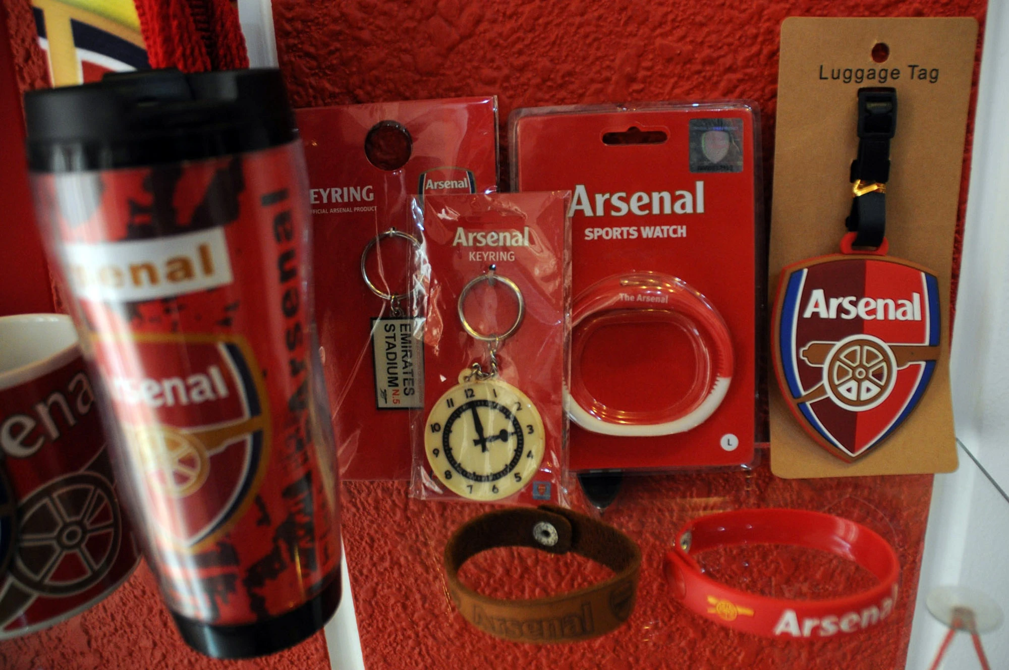 Từ nhỏ, cậu đã có ý định thực hiện một bộ sưu tập các hình ảnh và những món đồ liên quan đến đội bóng yêu thích của mình. 