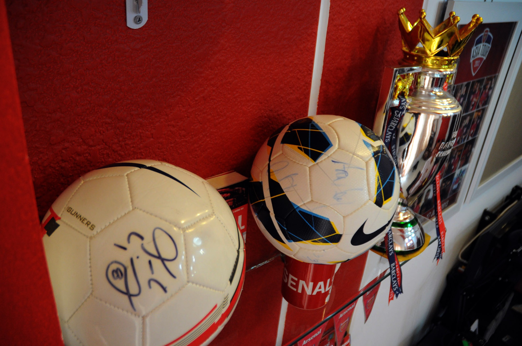 Những đợt có cơ hội tiếp xúc các cầu thủ, hay những lần bạn bè đi đến Anh, Hoàng Thái luôn gửi theo các món đồ để nhờ họ tìm đến cho các cầu thủ ký tặng.