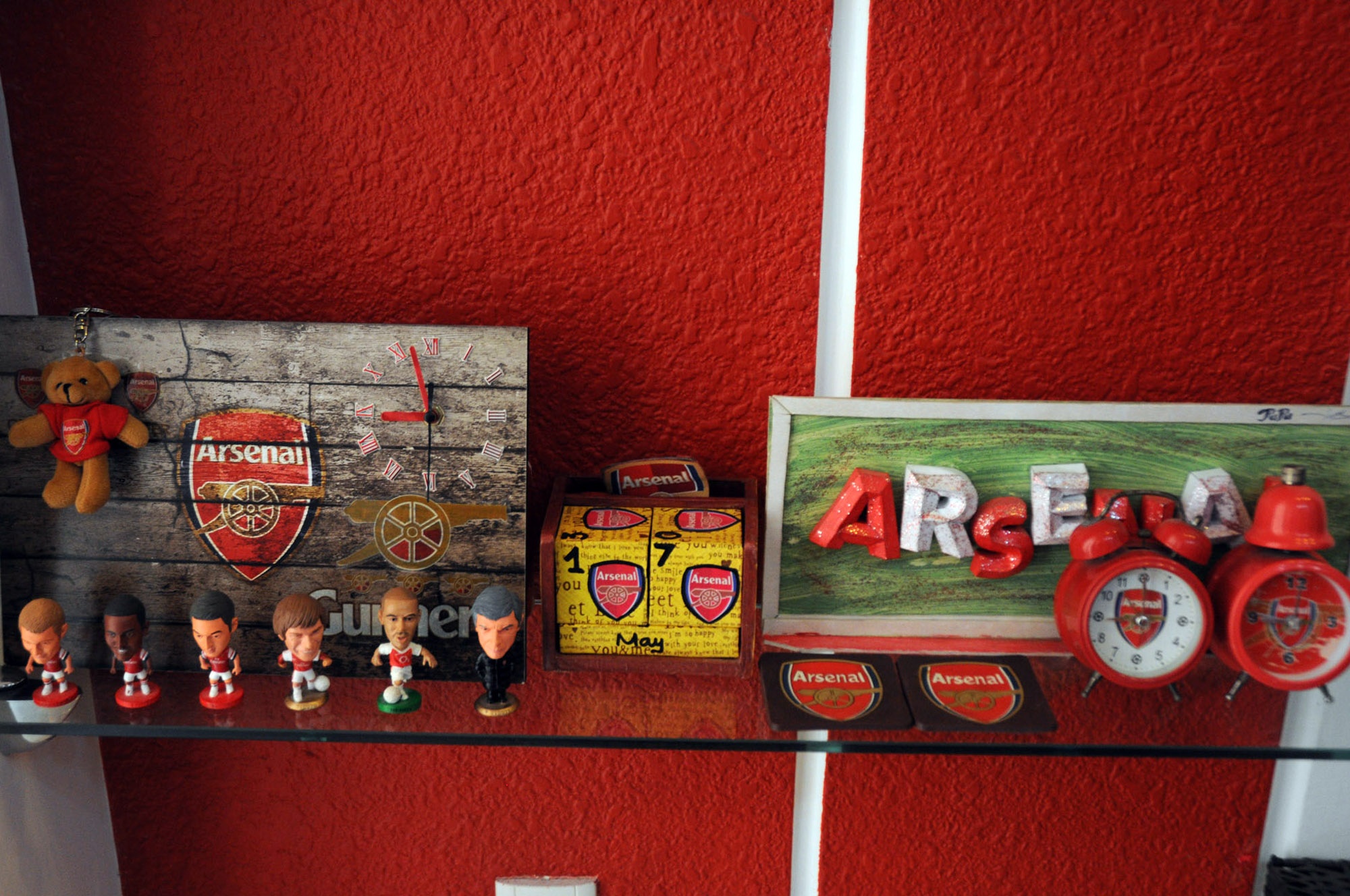 Hay những món quà lưu niệm có in hình liên quan đến đội bóng.