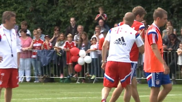 Pep Guardiola noi gian xo day Mueller hinh anh